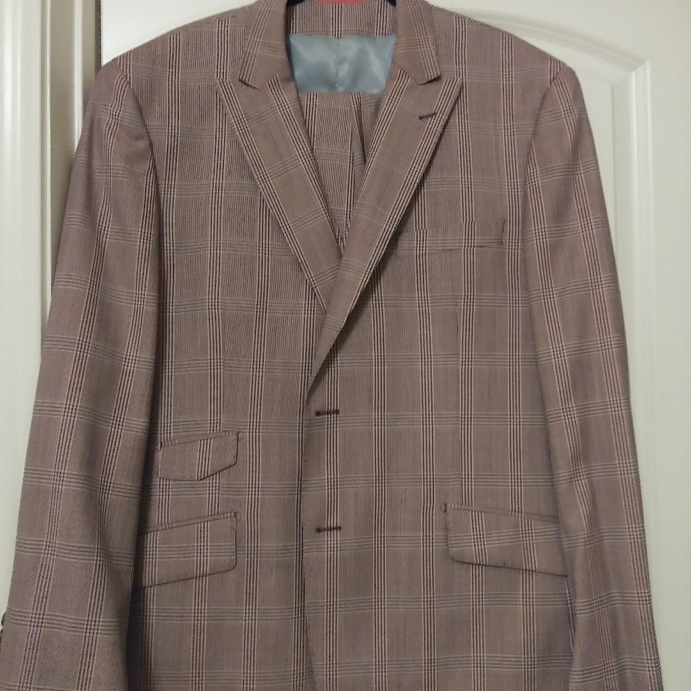 Suits - Picture 6 of 8